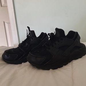 Black Nike Huarache - US 7